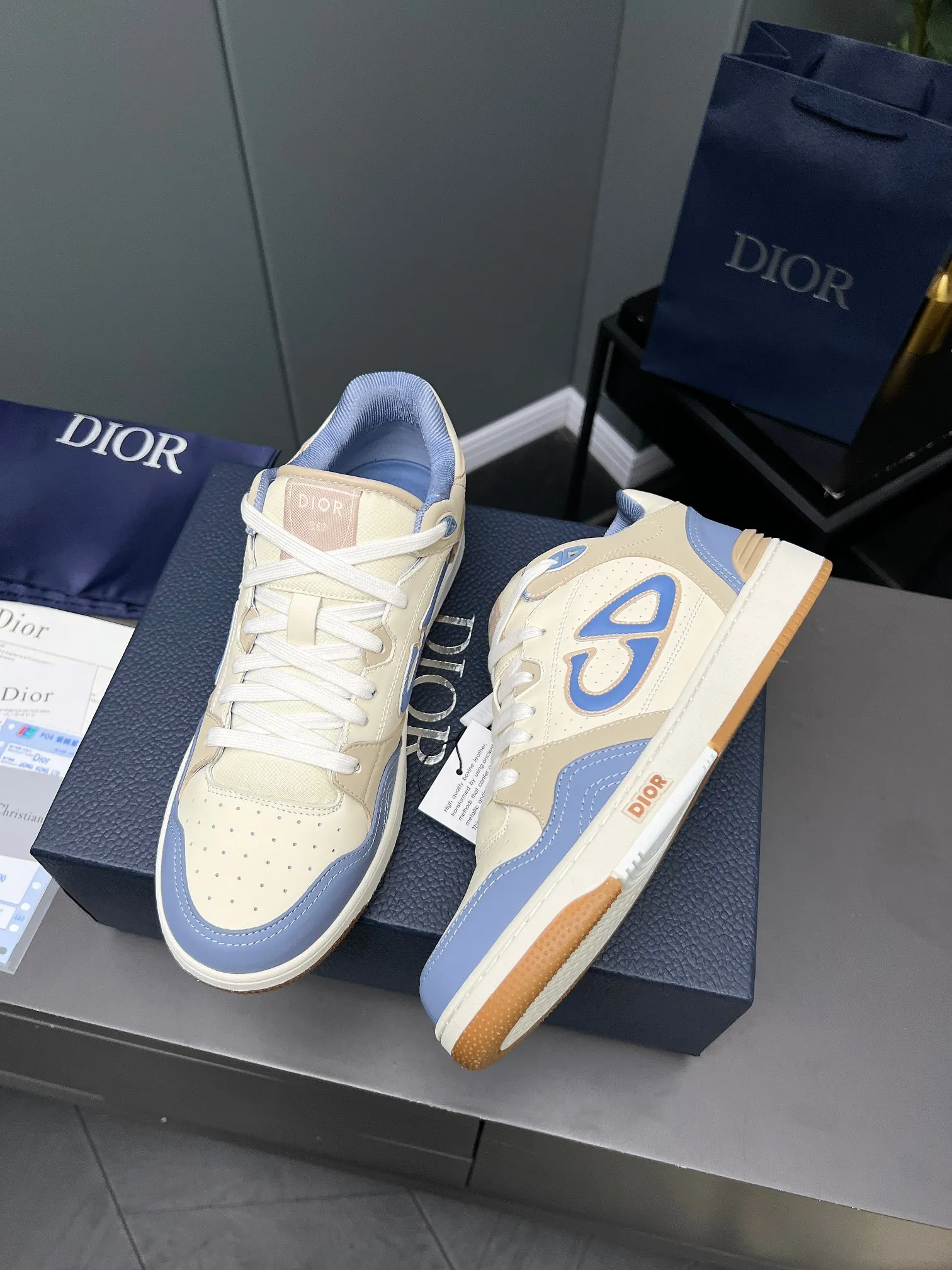 Men's Men's Shoes 💰600 Dior DiorB57 top version of low-top sneakers! ! ! Navy blue with beige smooth first-layer cowhide, fully oiled edges, T men's shoes 💰U outsole.  The 2024 autumn men's wear series has made a wonderful debut, a new classic item launched by Dior. Crafted from smooth first-grain cow leather in navy blue and beige, it's accented by a large leather heat-stamped CD logo on the sides. The distinctive laces of the same color match the color of the shoe body, and the opening and closing are decorated with various classic details on the tongue, sole and back side to enhance the style. The eyelet details, upper stitching and heel strip panels of the same color highlight the dynamic charm of its sports style. Exclusive two-color molded T men's shoes 💰U outsole is light, comfortable, non-slip and wear-resistant, the mesh lining and feet are customized with original colors, soft and breathable. Exquisite production technology highlights the grade, and can be matched with all kinds of clothing to create a refined look.